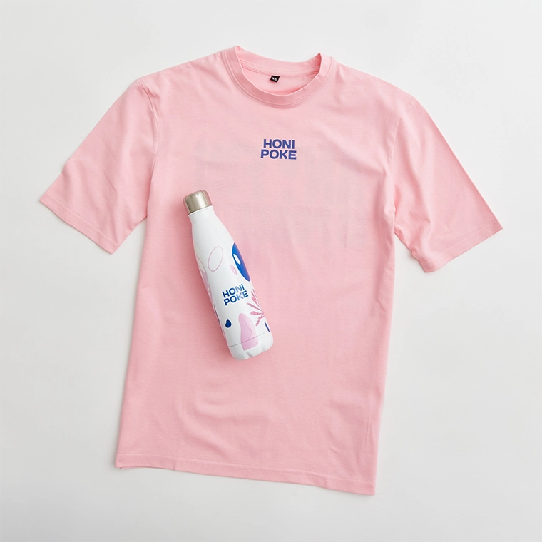 honi-poke-t-shirts-roses-et-bouteille-blanche