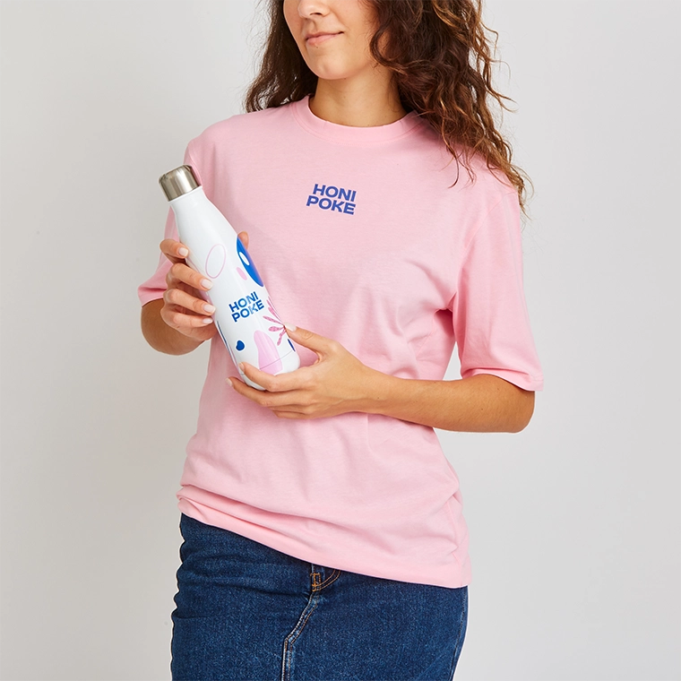 honi-poke-tees-et-bouteille-blanche